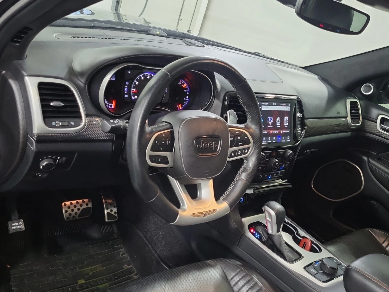 Jeep Grand cherokee TRACKHAWK* * CARFAX * * АВТО КРЕДИТ * * , снимка 7 - Автомобили и джипове - 54086872