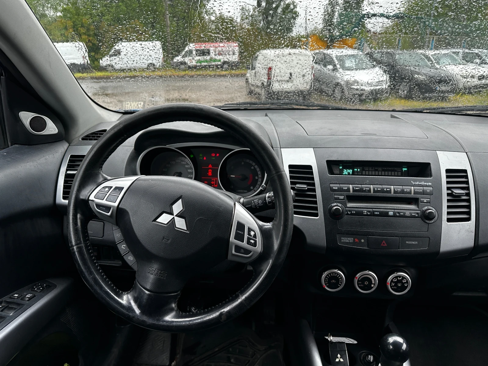 Mitsubishi Outlander 2.0D-ID 4X4, снимка 6 - Автомобили и джипове - 54375043
