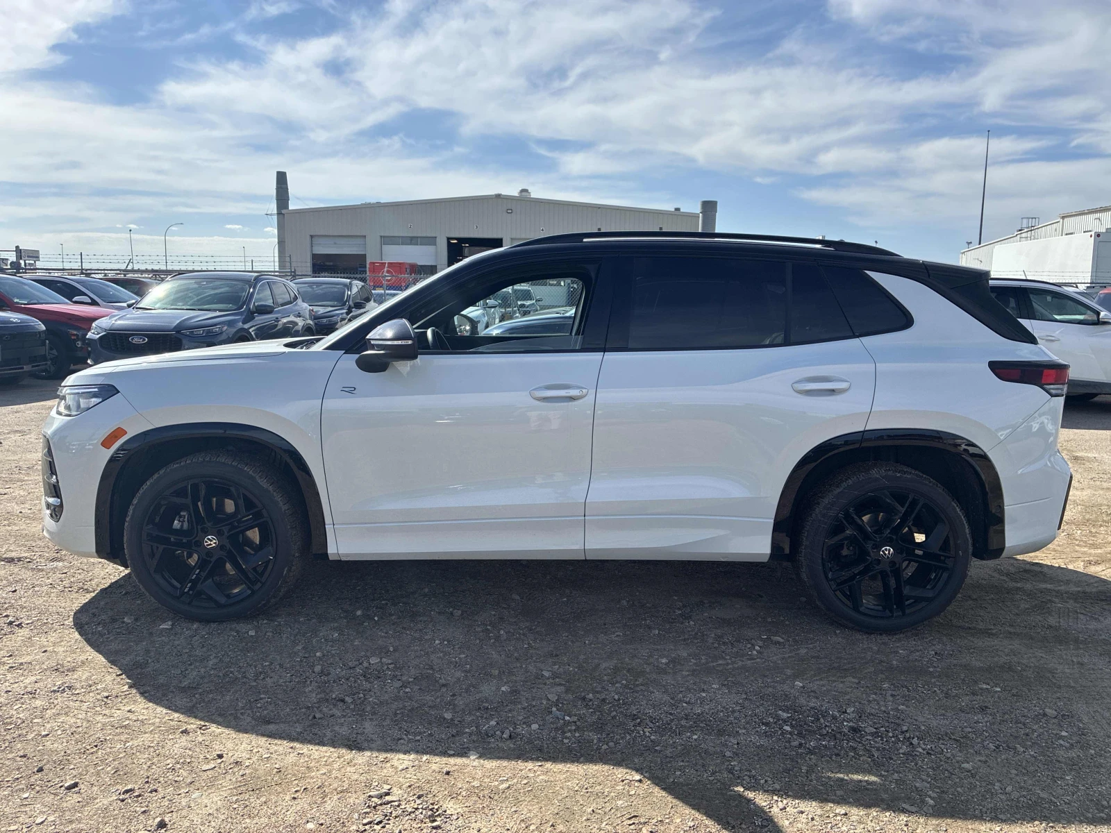 VW Tiguan COMFORTLINE R-LINE BLACK EDITION / АВТОКРЕДИТ, снимка 3 - Автомобили и джипове - 56010548