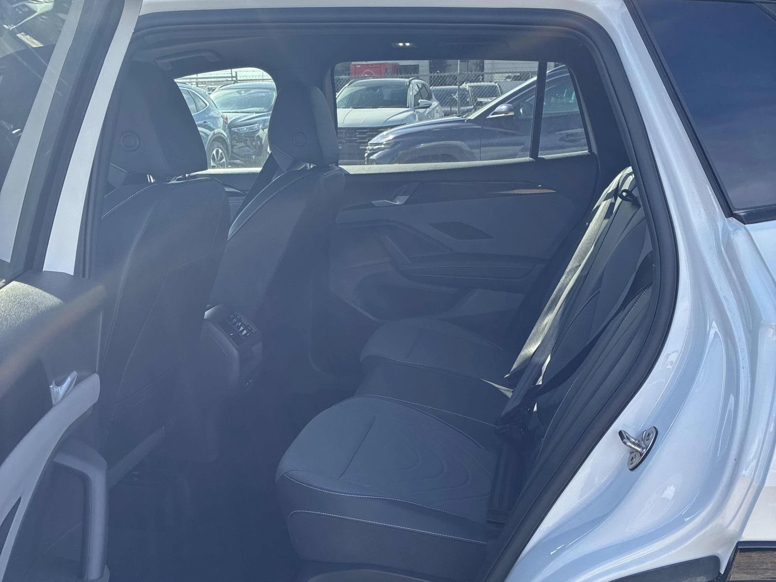 VW Tiguan COMFORTLINE R-LINE BLACK EDITION / АВТОКРЕДИТ, снимка 12 - Автомобили и джипове - 56010548