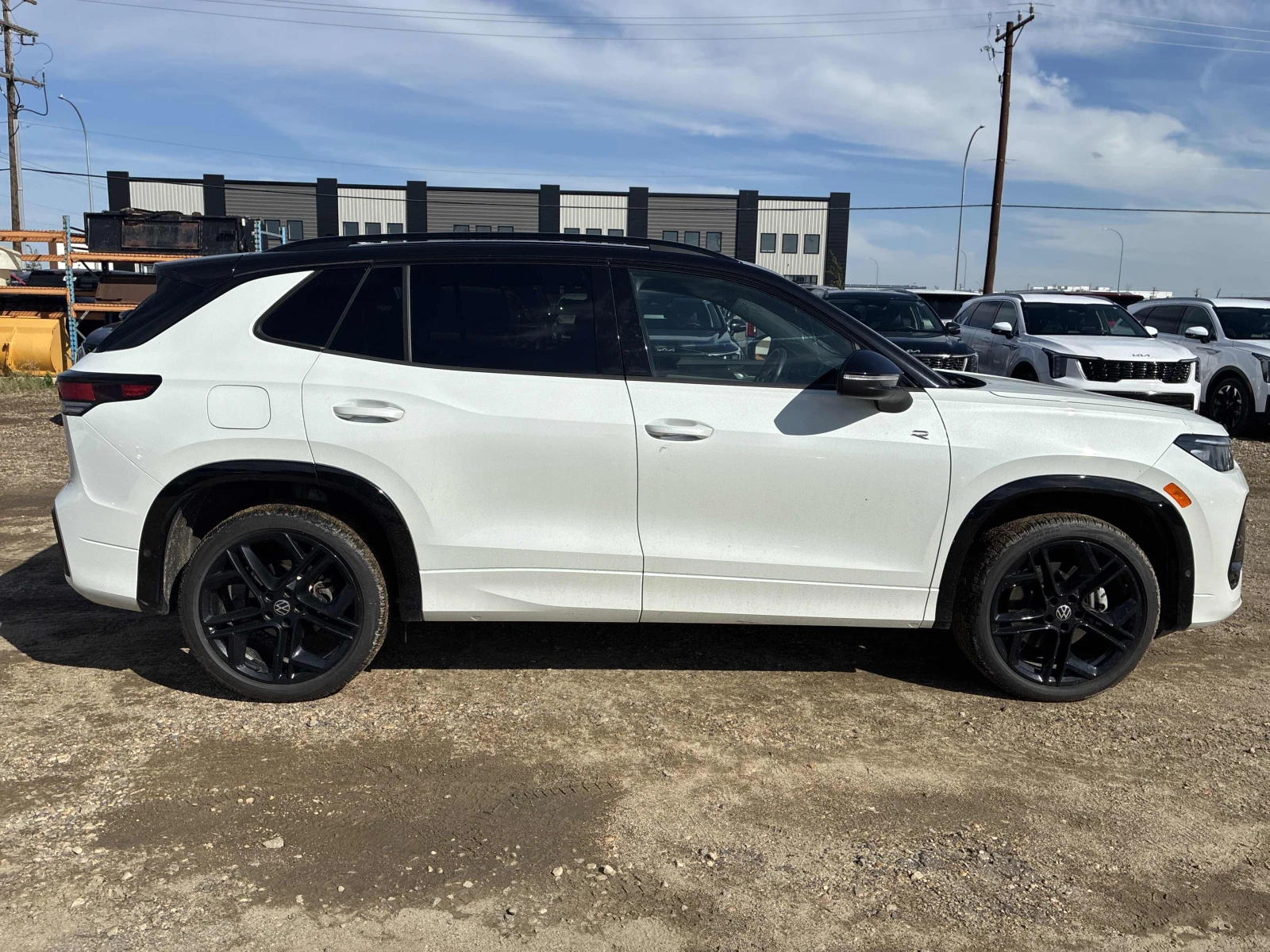 VW Tiguan COMFORTLINE R-LINE BLACK EDITION / АВТОКРЕДИТ, снимка 4 - Автомобили и джипове - 56010548