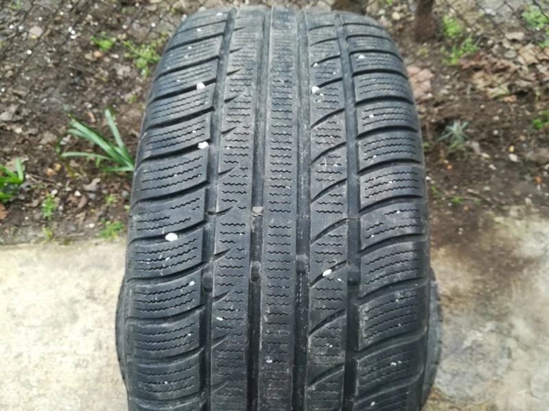 Гуми Зимни 235/45R17, снимка 1 - Гуми и джанти - 20433983