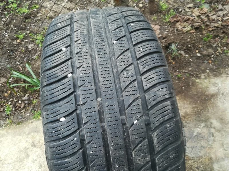 Гуми Зимни 235/45R17, снимка 2 - Гуми и джанти - 20433983