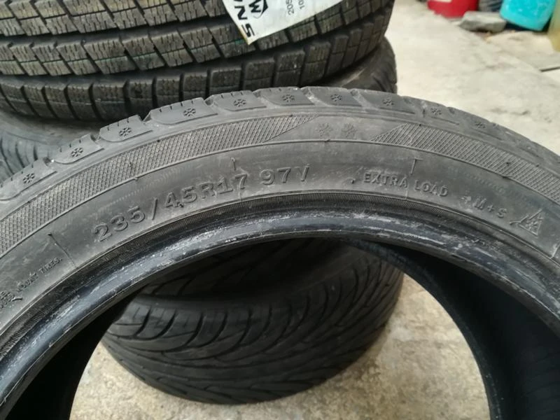 Гуми Зимни 235/45R17, снимка 5 - Гуми и джанти - 20433983