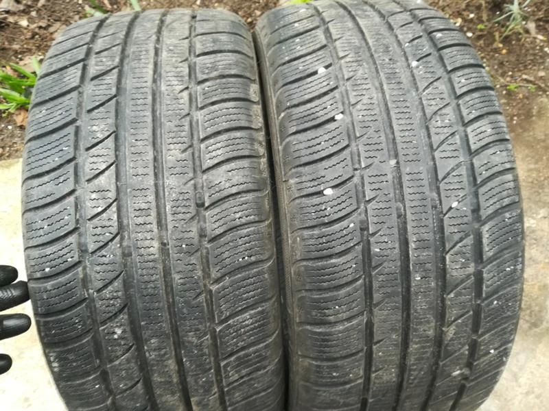 Гуми Зимни 235/45R17, снимка 7 - Гуми и джанти - 20433983