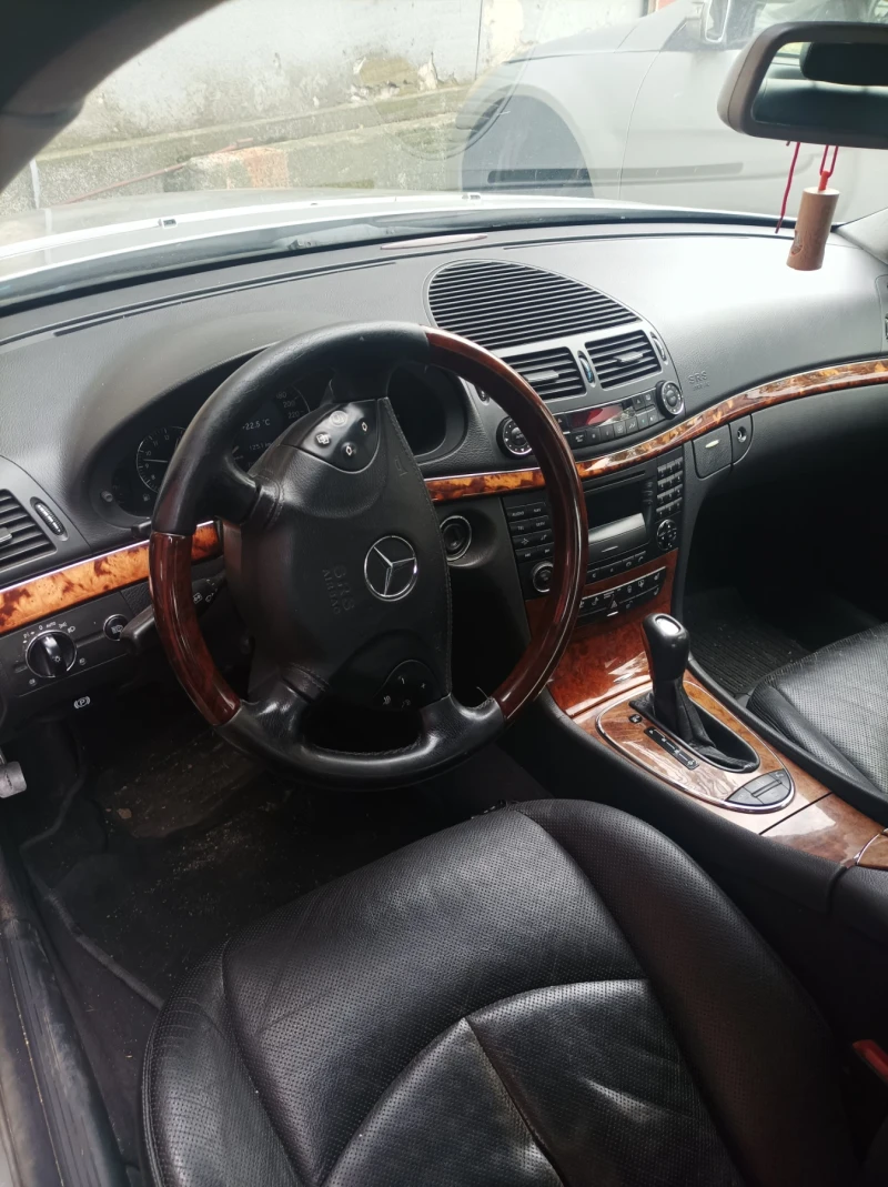 Mercedes-Benz E 320, снимка 5 - Автомобили и джипове - 47550263