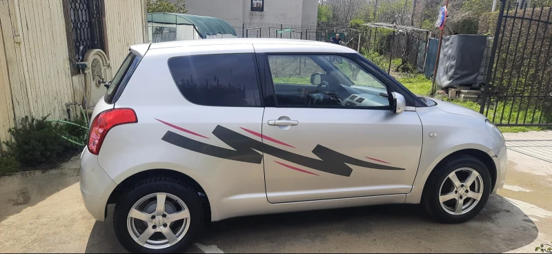 Suzuki Swift 1.3i, снимка 4 - Автомобили и джипове - 51692643