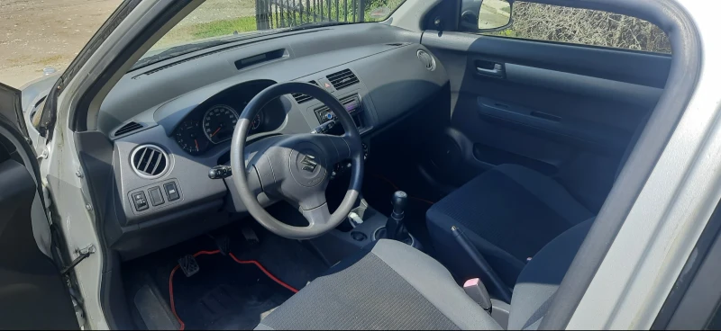 Suzuki Swift 1.3i, снимка 6 - Автомобили и джипове - 51692643