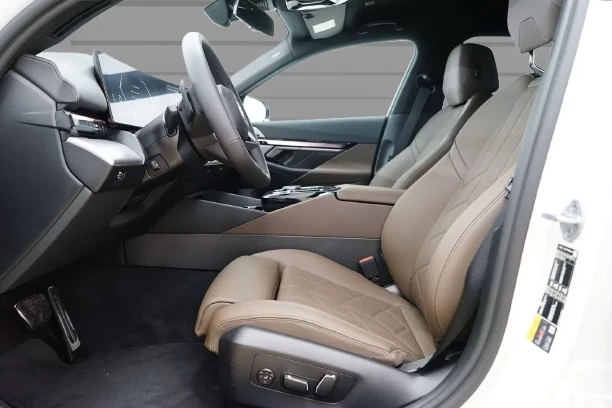 BMW 550 e xDrive = M-Sport = Гаранция - изображение 7