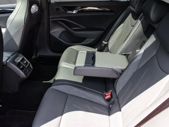 VW Passat Variant 2.0 TDI 4Motion = R-Line = Гаранция, снимка 11 - Автомобили и джипове - 55736918