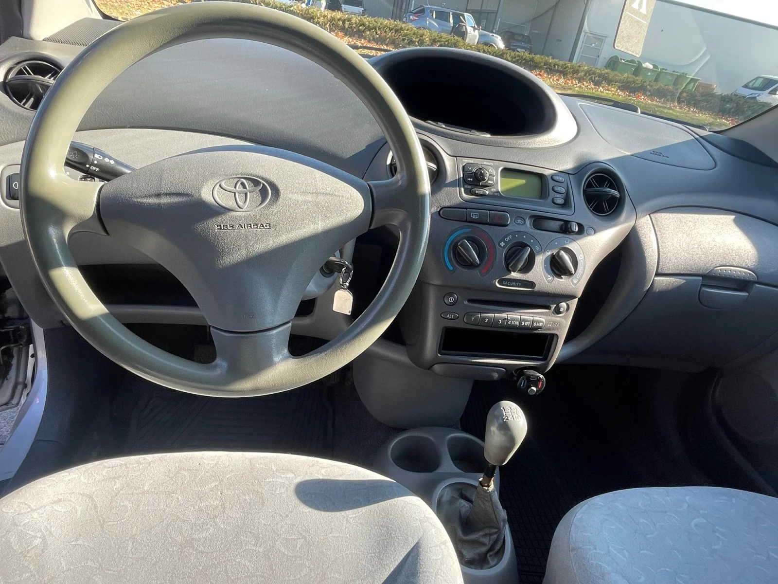 Toyota Yaris 1.0 - изображение 7