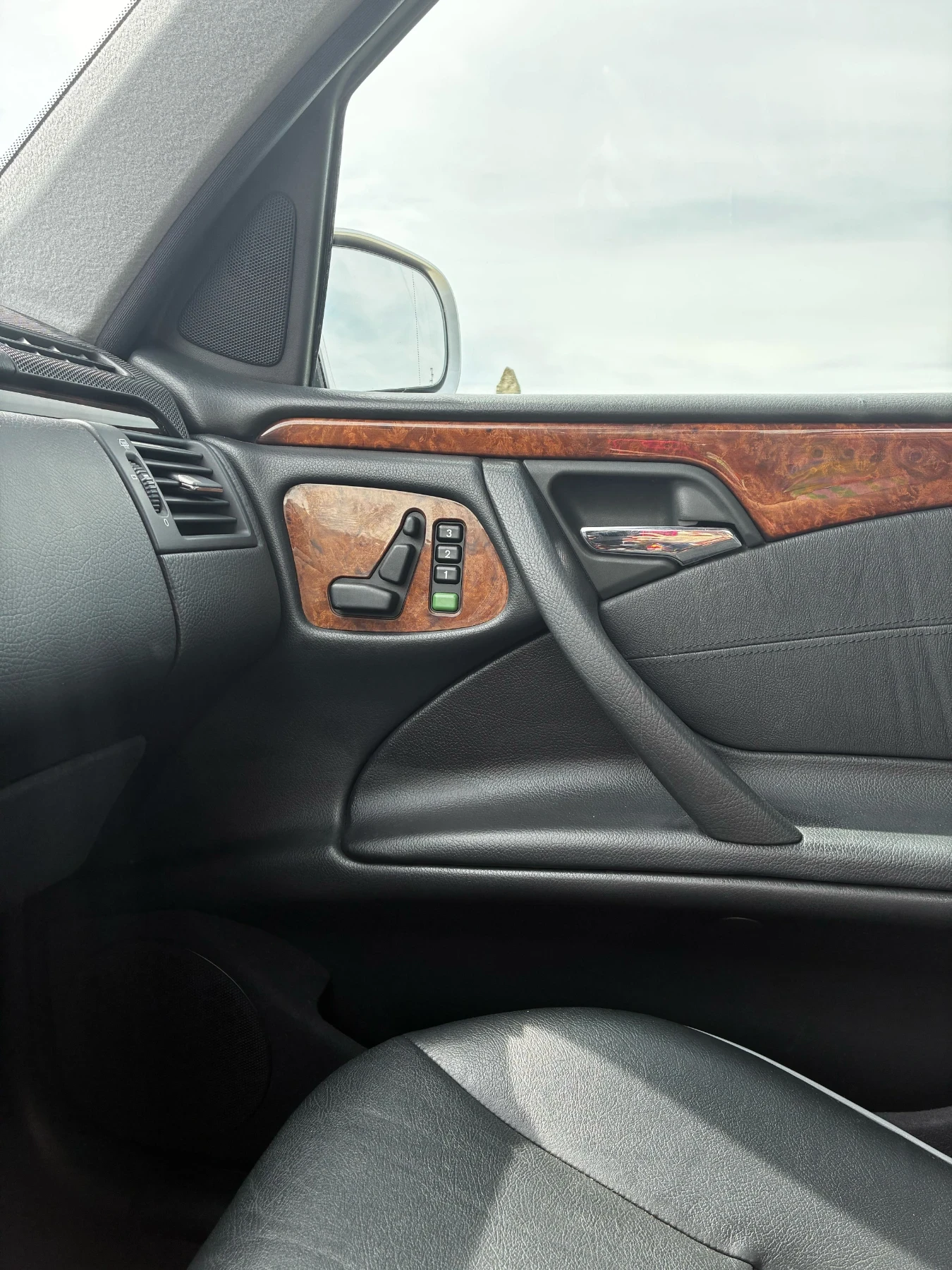 Mercedes-Benz E 320 4 Matic, снимка 10 - Автомобили и джипове - 54604555