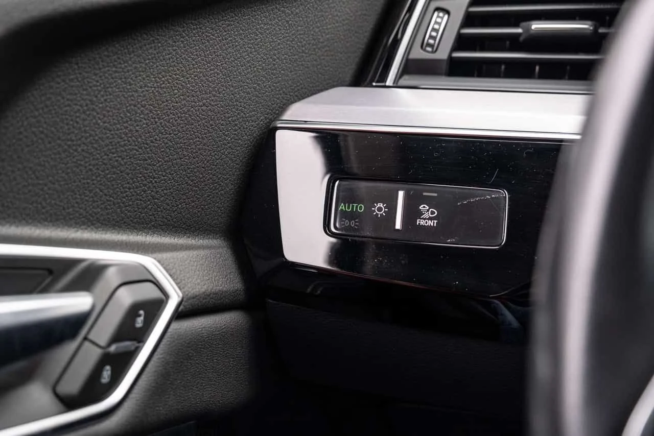 Audi E-Tron /360/DIS/B&O/ОБДУХВАНЕ, снимка 13 - Автомобили и джипове - 54761760