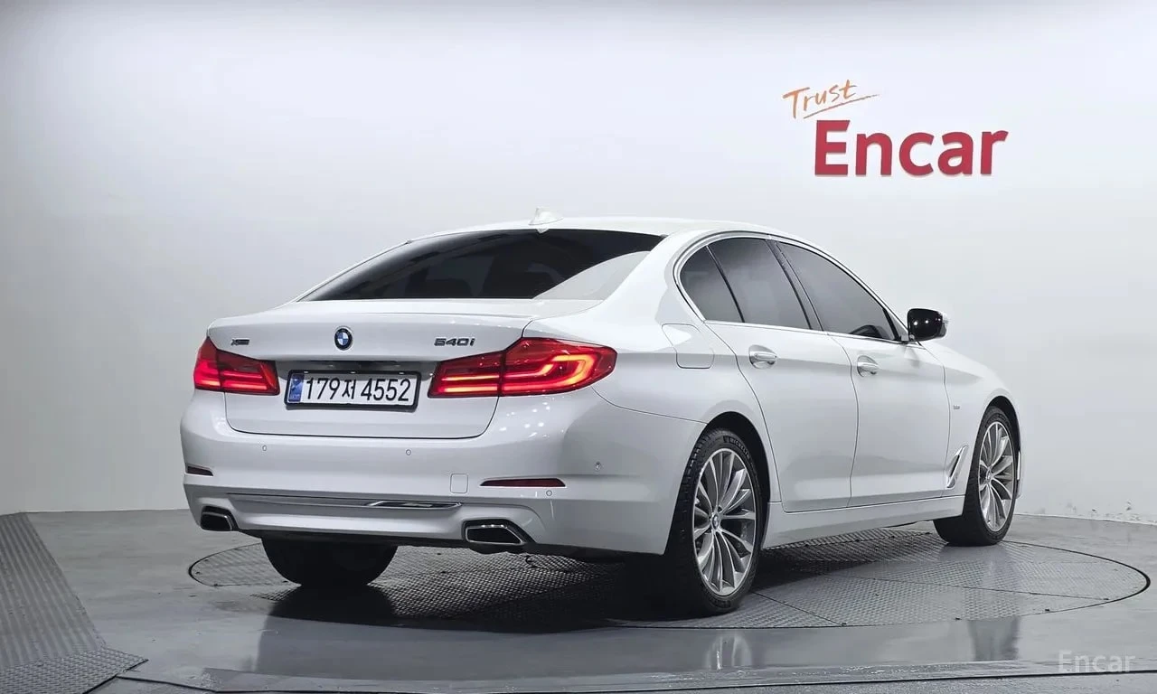BMW 540 xDrive Luxury Plus * ДИСТРОНИК * ОБДУХВАНЕ * B&W, снимка 2 - Автомобили и джипове - 55833939