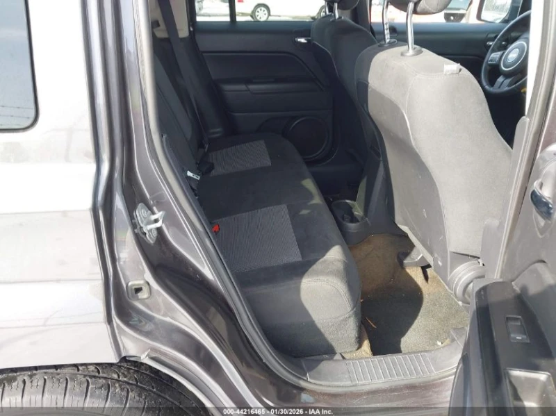 Jeep Patriot 2.4l Latitude 4X4, снимка 8 - Автомобили и джипове - 53466538