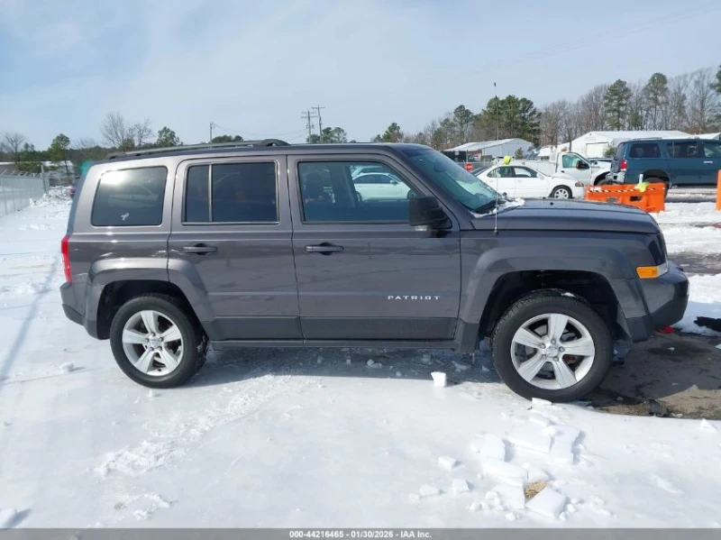 Jeep Patriot 2.4l Latitude 4X4, снимка 13 - Автомобили и джипове - 53466538