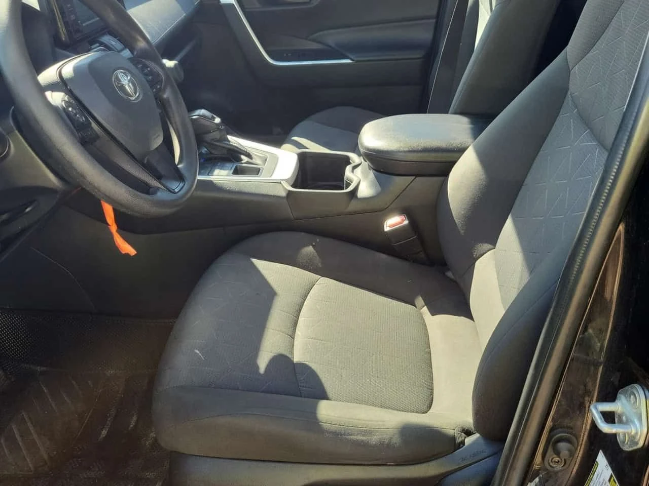 Toyota Rav4 AWD LE| ПОДГРЕВИ| LANE ASSIST| CARFAX| , снимка 3 - Автомобили и джипове - 54413667