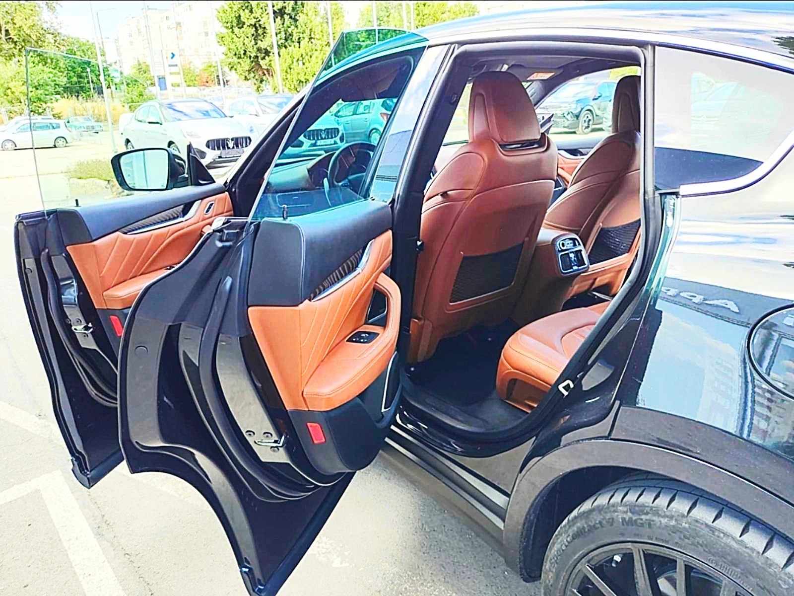 Maserati Levante GT Hybrid * FULL Q4 10 500 км; 1ви собственик, снимка 13 - Автомобили и джипове - 55069376