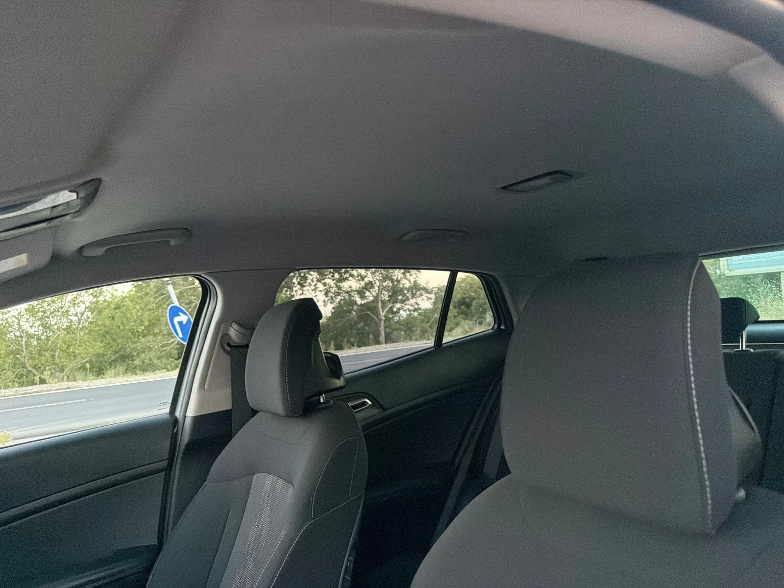 Kia Sportage 1.6 HEV / DYNAMIC / YOUTUBE / WAZE , снимка 14 - Автомобили и джипове - 55892036