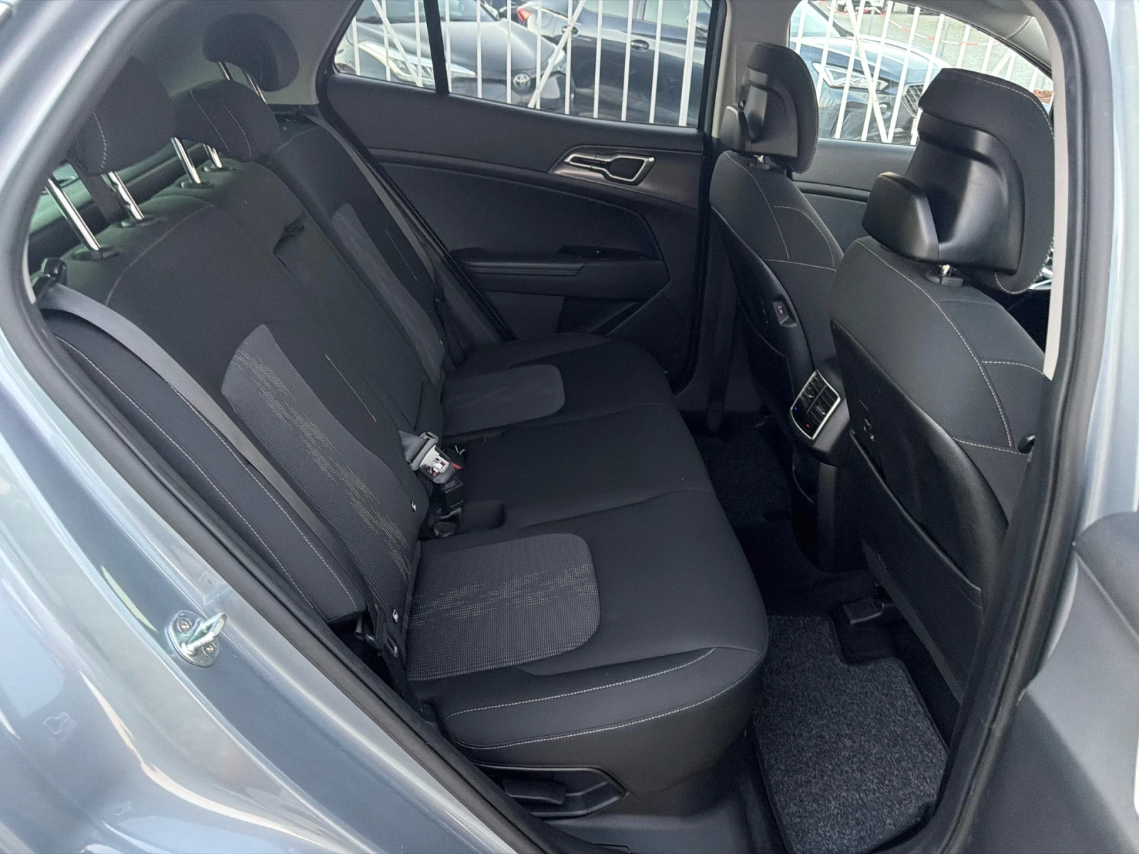 Kia Sportage 1.6 HEV / DYNAMIC / YOUTUBE / WAZE , снимка 13 - Автомобили и джипове - 55892036