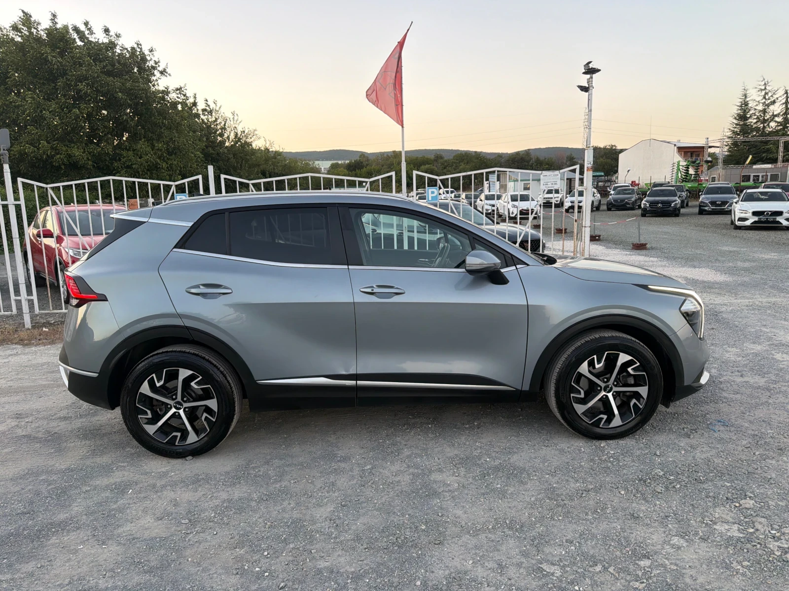 Kia Sportage 1.6 HEV / DYNAMIC / YOUTUBE / WAZE , снимка 4 - Автомобили и джипове - 55892036
