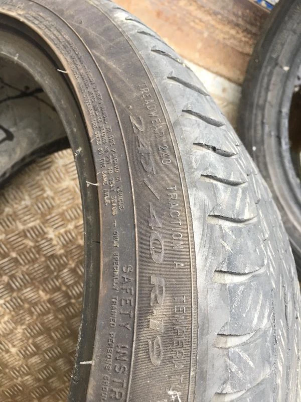 Гуми Летни 245/40R19, снимка 1 - Гуми и джанти - 47433720