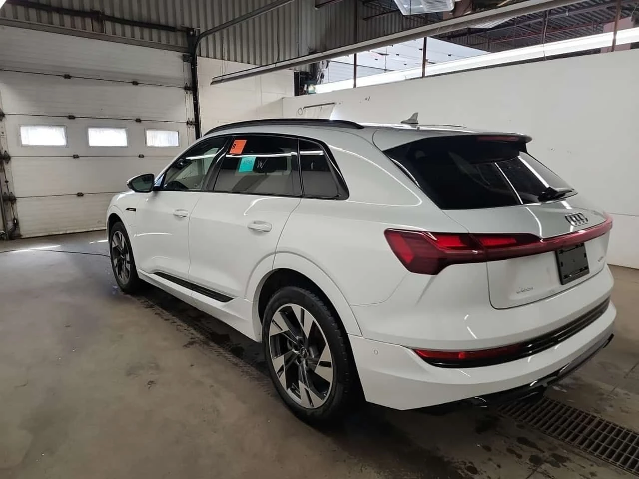 Audi E-Tron * PROGRESSIV * 2 КЛЮЧА * ОБДУХВАНЕ * 360, снимка 4 - Автомобили и джипове - 54209430