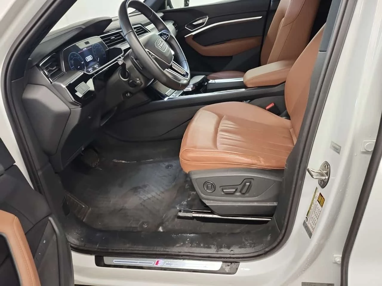 Audi E-Tron * PROGRESSIV * 2 КЛЮЧА * ОБДУХВАНЕ * 360, снимка 5 - Автомобили и джипове - 54209430