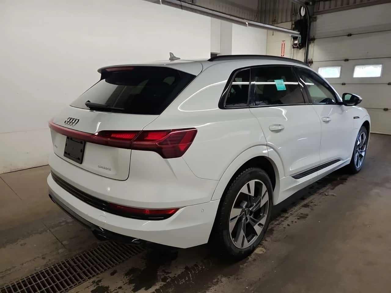 Audi E-Tron * PROGRESSIV * 2 КЛЮЧА * ОБДУХВАНЕ * 360, снимка 3 - Автомобили и джипове - 54209430