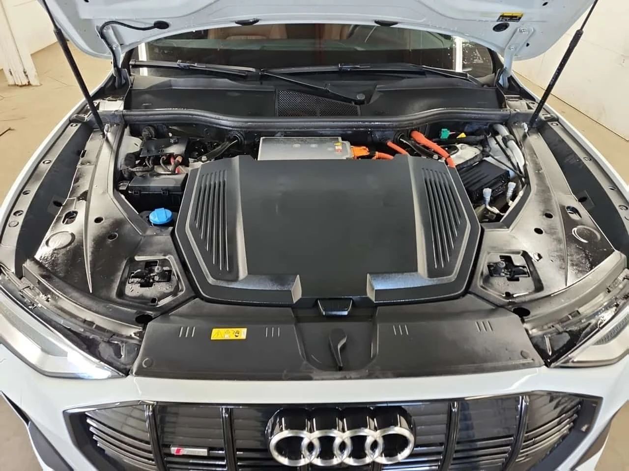 Audi E-Tron * PROGRESSIV * 2 КЛЮЧА * ОБДУХВАНЕ * 360, снимка 16 - Автомобили и джипове - 54209430