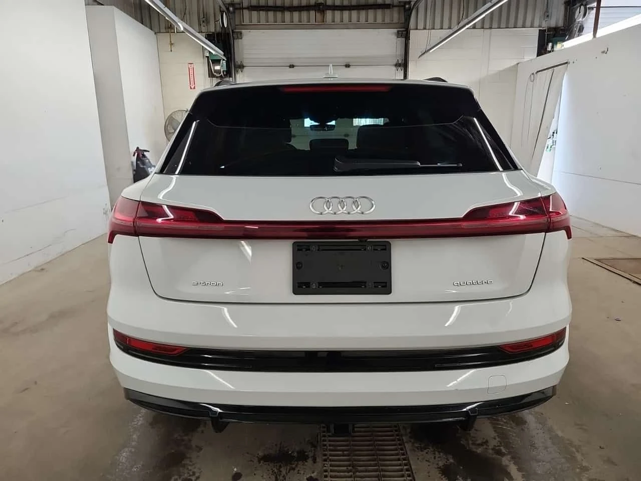 Audi E-Tron * PROGRESSIV * 2 КЛЮЧА * ОБДУХВАНЕ * 360, снимка 17 - Автомобили и джипове - 54209430