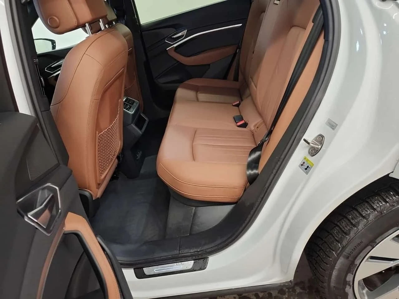 Audi E-Tron * PROGRESSIV * 2 КЛЮЧА * ОБДУХВАНЕ * 360, снимка 12 - Автомобили и джипове - 54209430