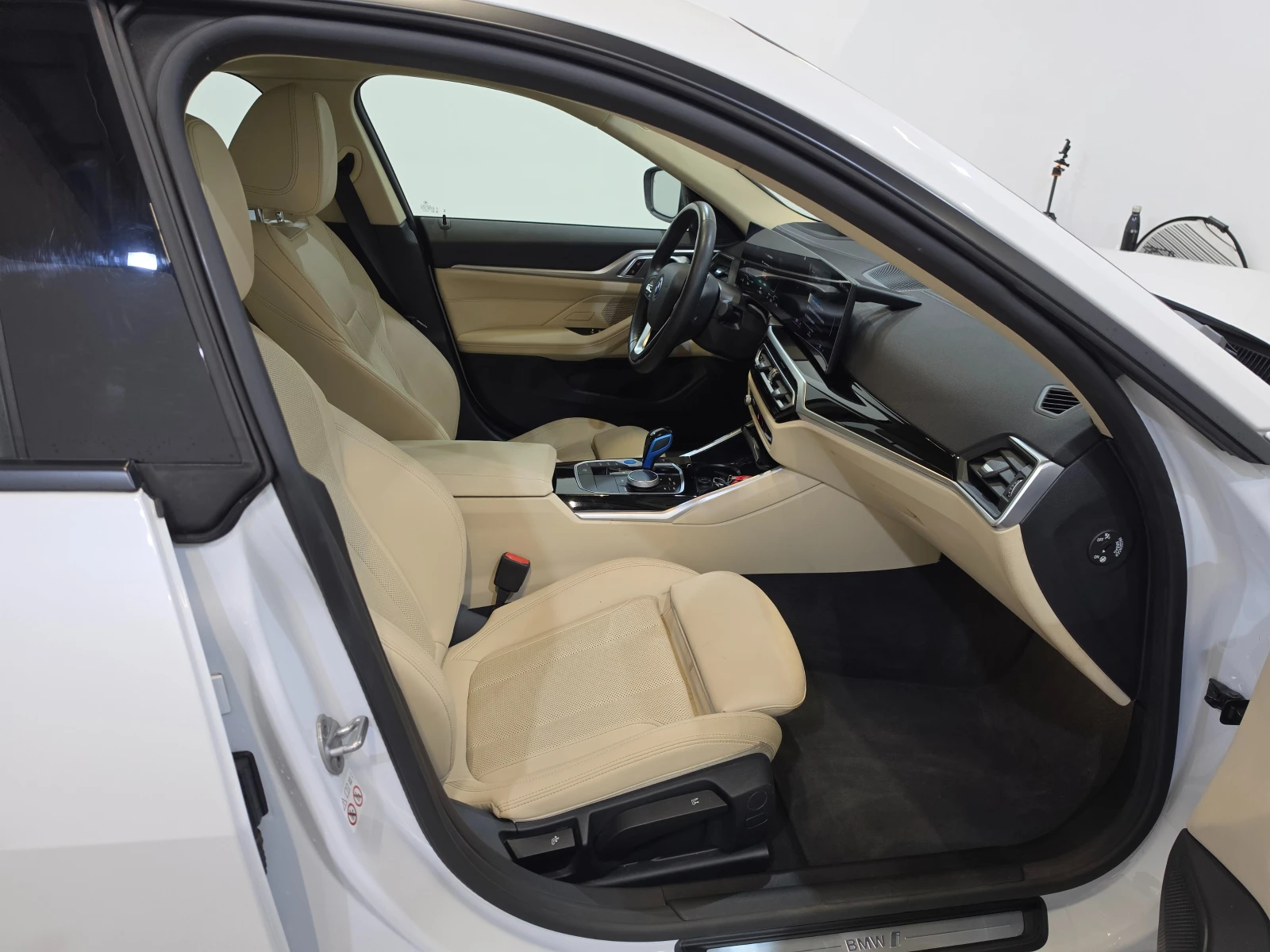 BMW i4 Gran Coupe eDrive35 Head-Up/ Camera/ 286 к.с, снимка 11 - Автомобили и джипове - 55645596