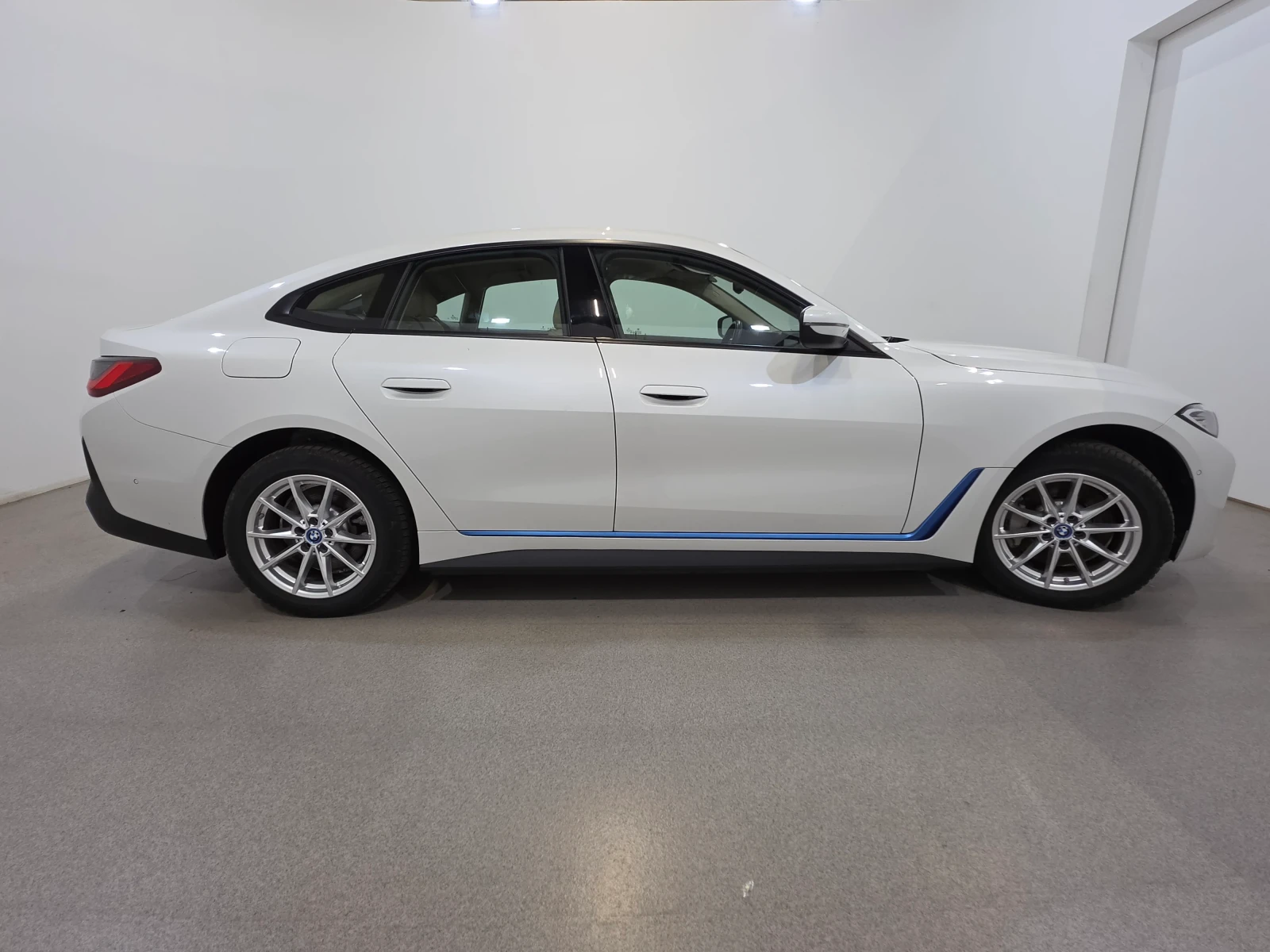 BMW i4 Gran Coupe eDrive35 Head-Up/ Camera/ 286 к.с, снимка 3 - Автомобили и джипове - 55645596