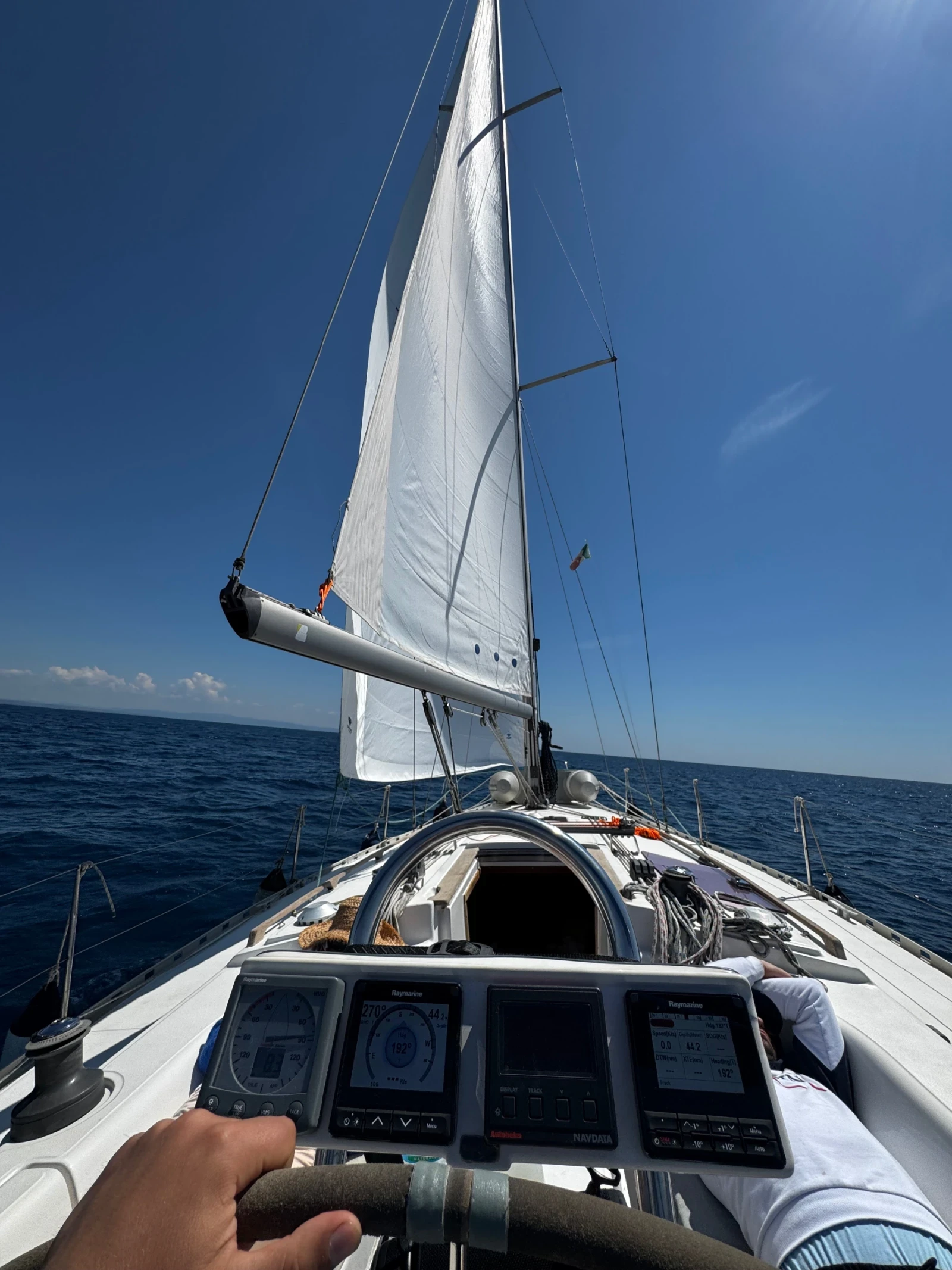 Ветроходна лодка Dufour 38 Classic - изображение 4
