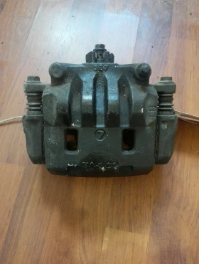 Спирачен апарат преден десен Субару Легаси 2.0Р 06г.