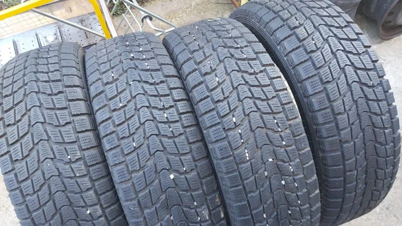 Гуми Зимни 215/70R15, снимка 2 - Гуми и джанти - 27313443