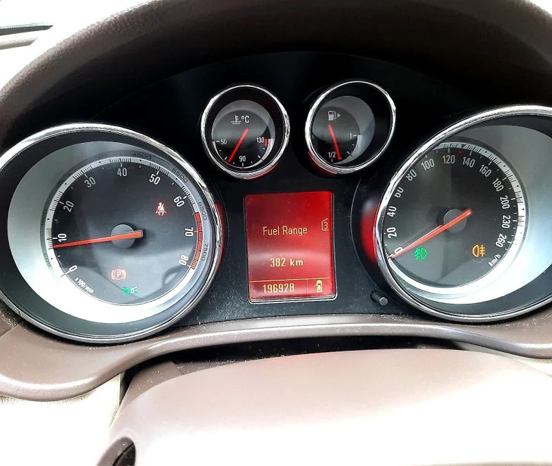 Opel Insignia 1.6 180 к.с. Кожен салон, снимка 12 - Автомобили и джипове - 50561127