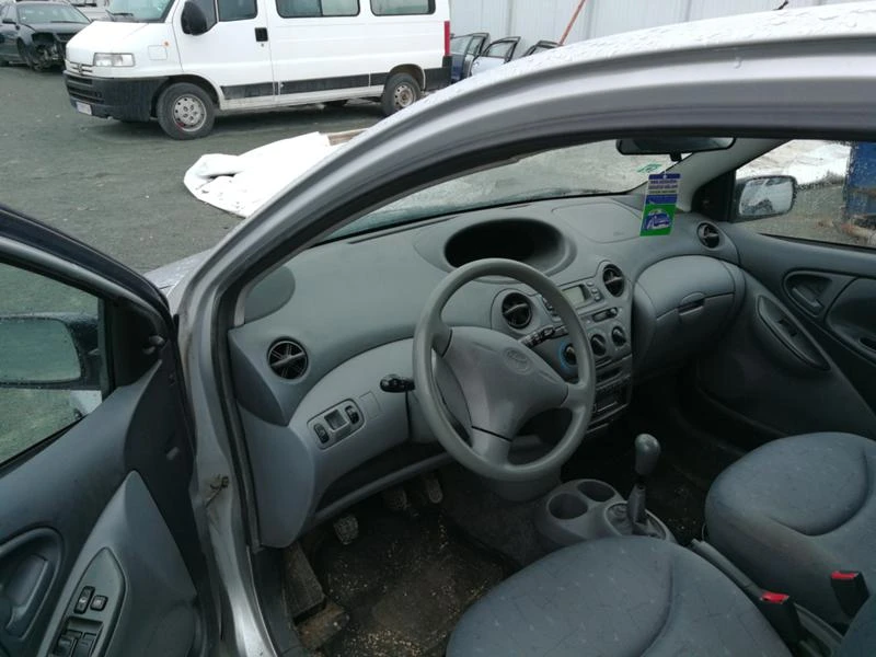 Toyota Yaris 1.0 VVTI, снимка 4 - Автомобили и джипове - 47183761