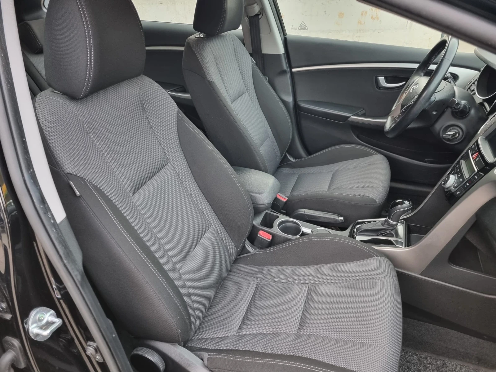 Hyundai I30 1.6CRDi ШВЕЙЦАРИЯ, снимка 8 - Автомобили и джипове - 53778538