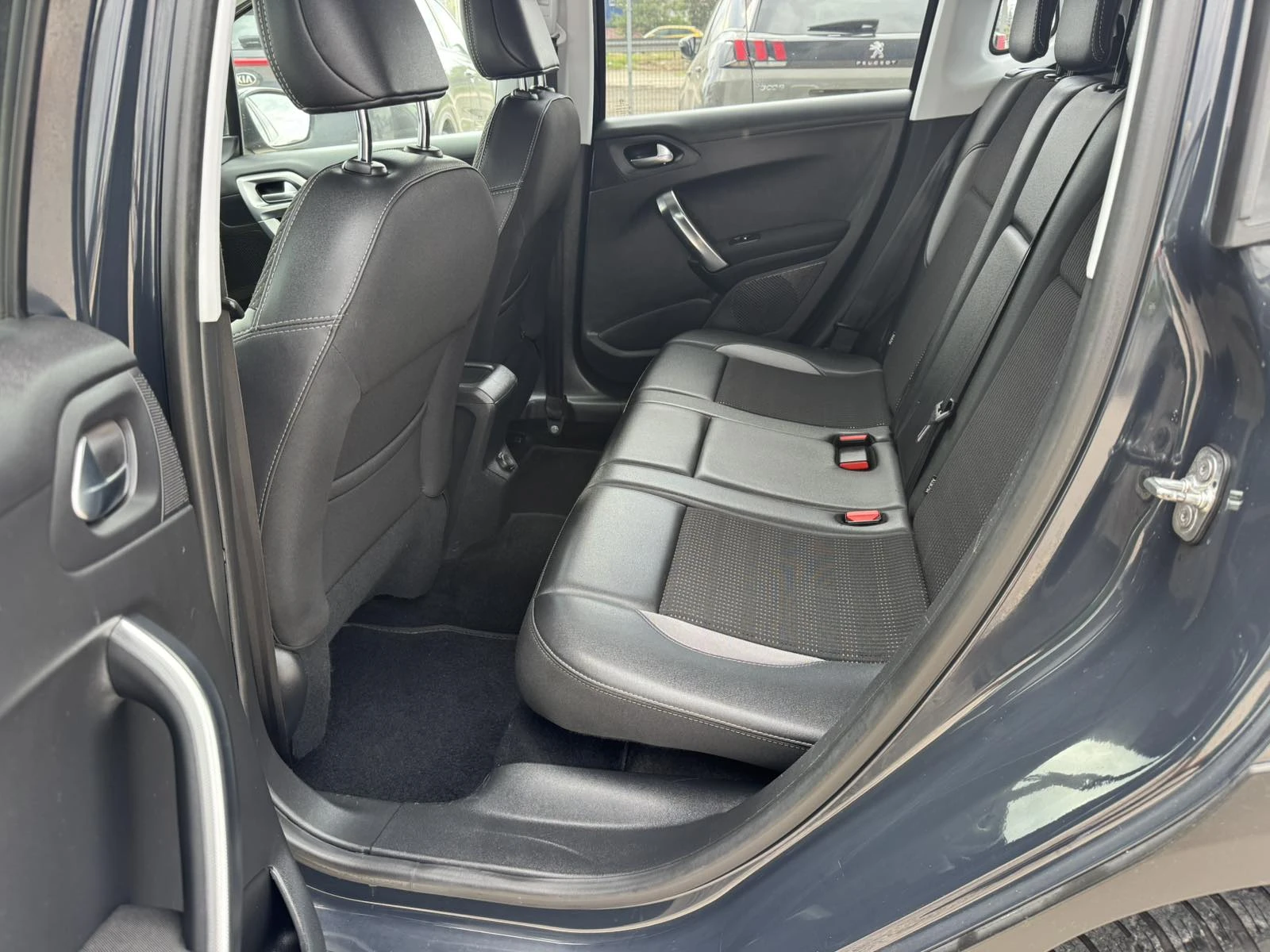 Peugeot 2008 1.5BlueHDI, снимка 8 - Автомобили и джипове - 54658277