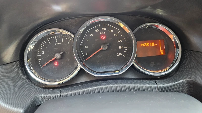 Dacia Duster 1.6-16V/105кс/4х4/Газ/кожа/клима/парктр/Автопилот, снимка 10 - Автомобили и джипове - 52395716