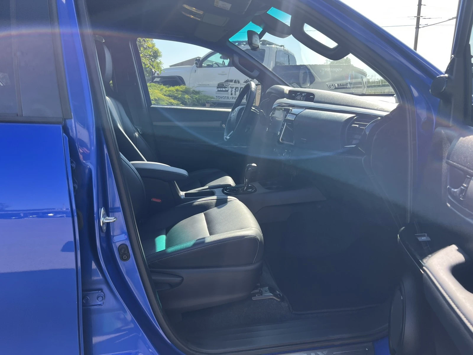 Toyota Hilux 2.8D 6АТ INVINCIBLE, снимка 11 - Автомобили и джипове - 54837097