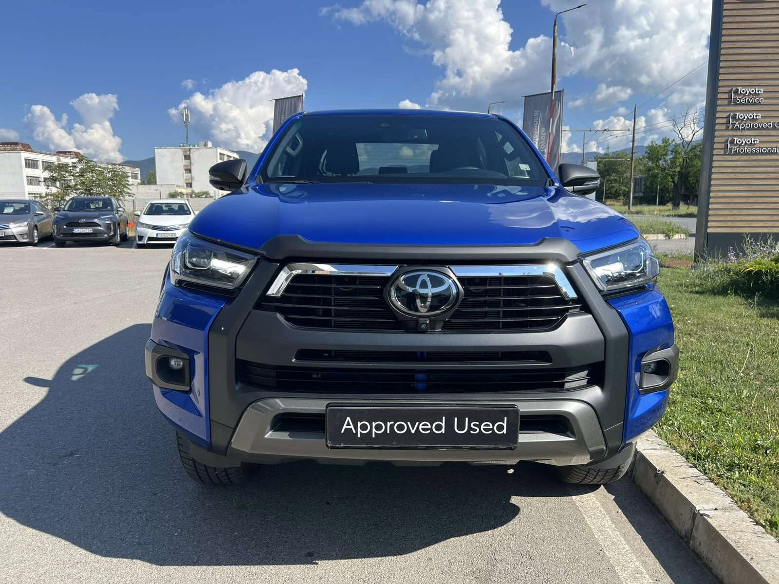Toyota Hilux 2.8D 6АТ INVINCIBLE, снимка 2 - Автомобили и джипове - 54837097