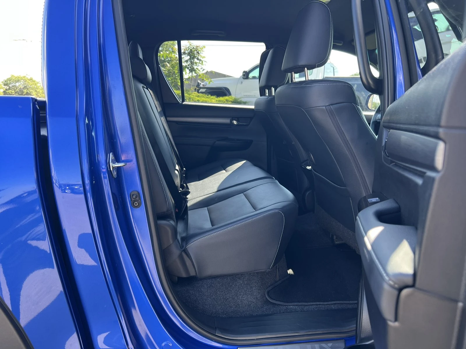 Toyota Hilux 2.8D 6АТ INVINCIBLE, снимка 13 - Автомобили и джипове - 54837097