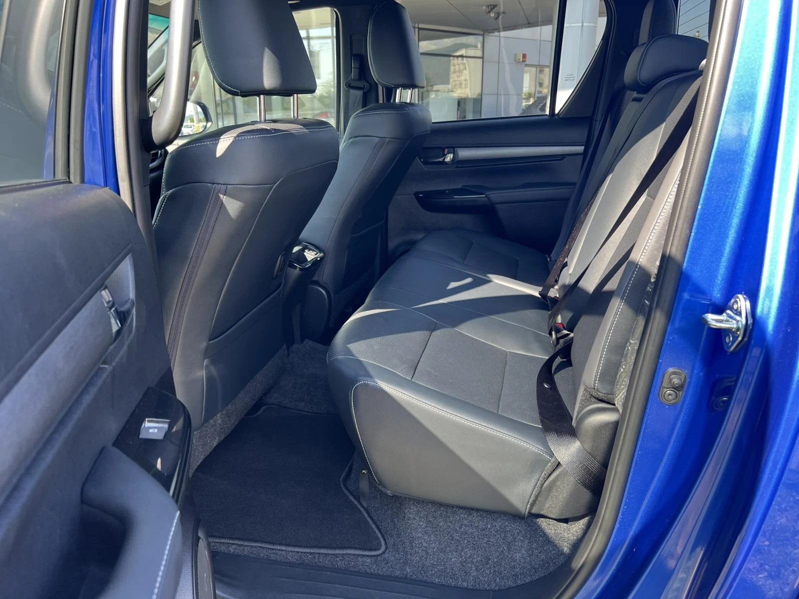 Toyota Hilux 2.8D 6АТ INVINCIBLE, снимка 12 - Автомобили и джипове - 54837097