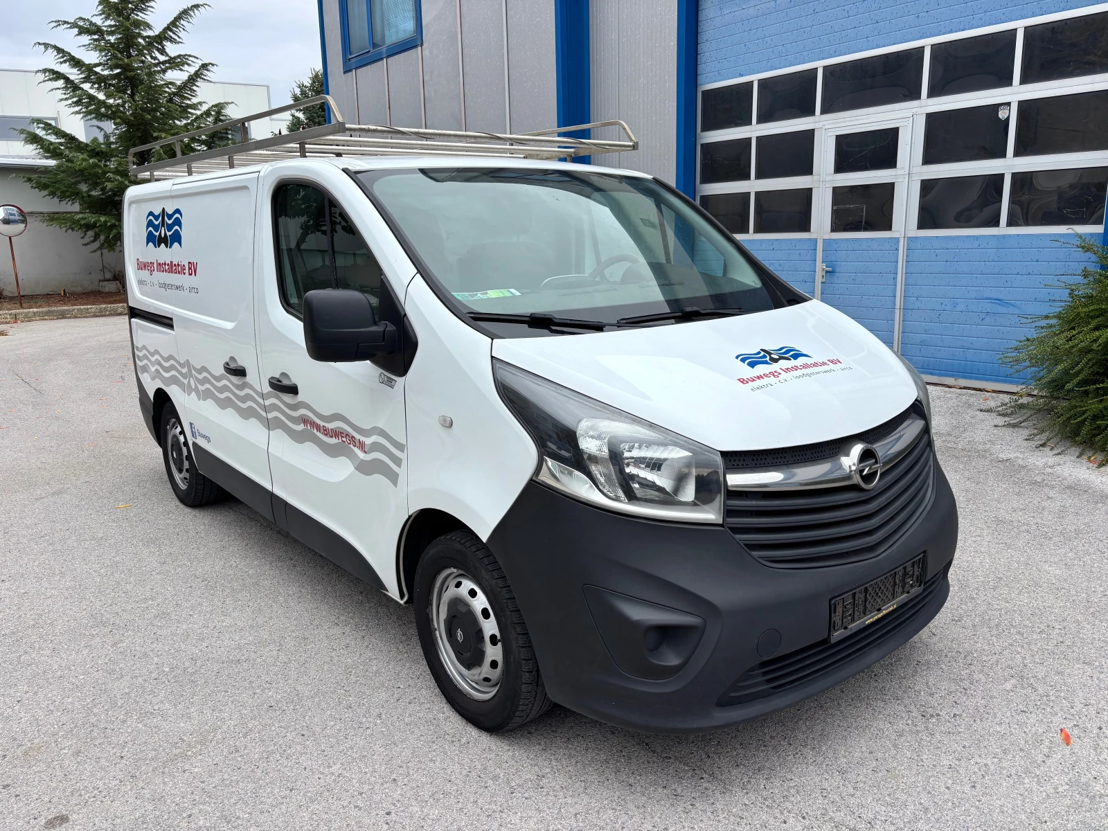 Opel Vivaro Работилница с шкафове , снимка 2 - Бусове и автобуси - 56744183