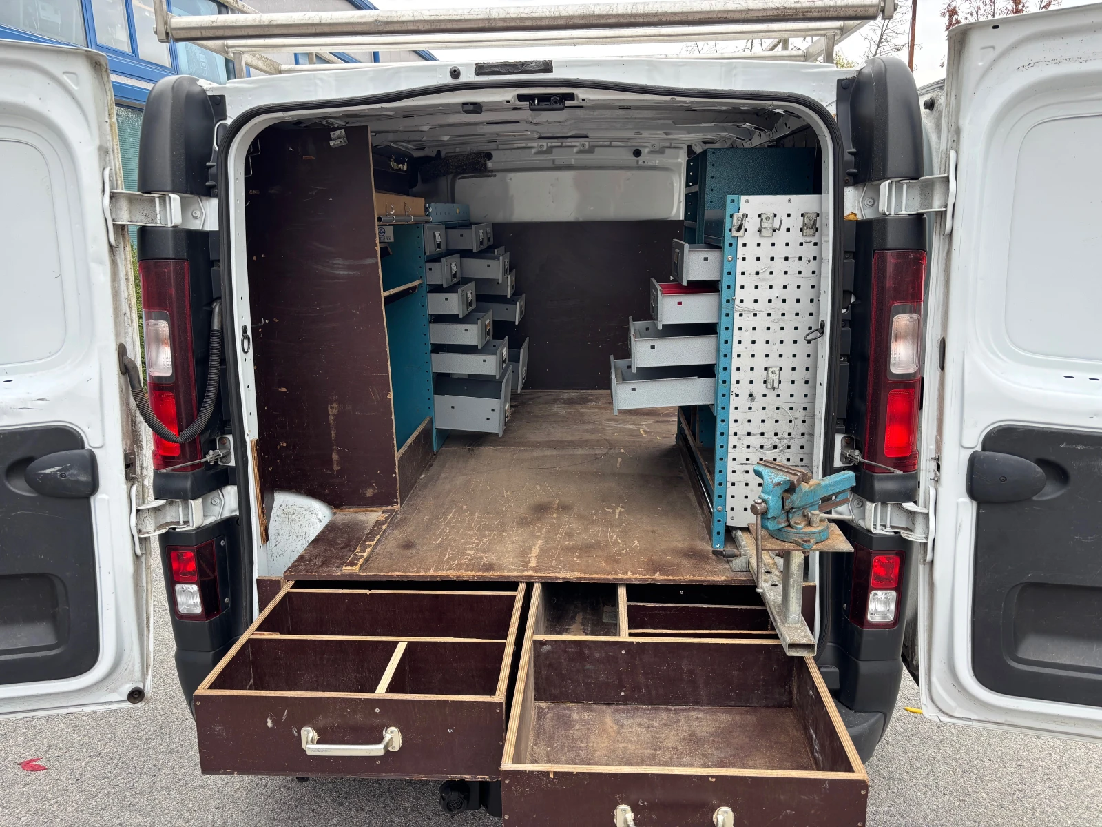 Opel Vivaro Работилница с шкафове , снимка 14 - Бусове и автобуси - 56744183