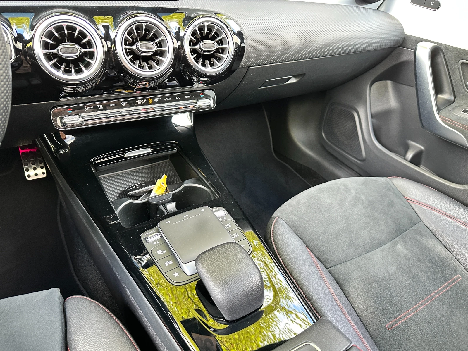 Mercedes-Benz CLA Shooting Brake 180 AMG Line, снимка 14 - Автомобили и джипове - 54352010