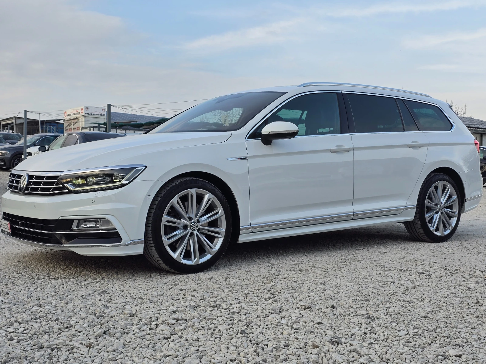 VW Passat 2.0BiTDI/3XR-LINE/360кам/ПАНОР./МАСАЖ/FULL/ШВЕЙЦ., снимка 4 - Автомобили и джипове - 55945060